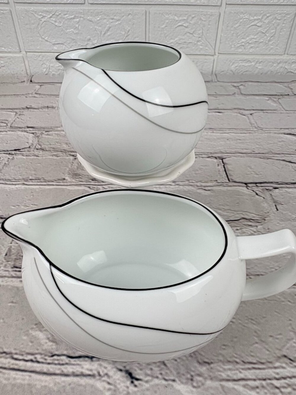 Mikasa "Threads" Fine China Creamer and Gravy Boat Set - Daniel Hechter Design